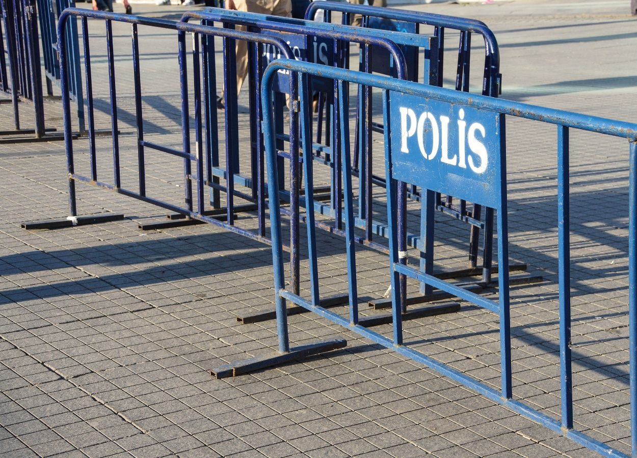 _Polisi Imbau Peserta Unjuk Rasa Jaga Ketertiban dan Tidak Merusak Fasilitas Umum - BeritaLia.com