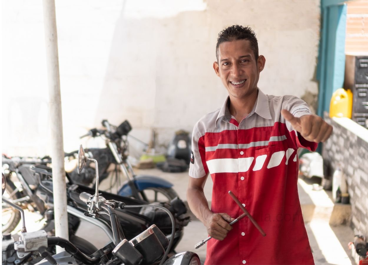 Lulus Teknik UNY, Dana Brata Bangun Kesuksesan dari Bengkel Restorasi Motor - BeritaLia.com